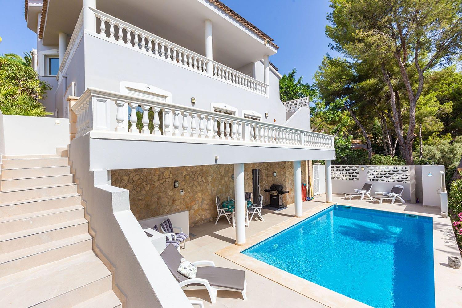 Komfortable sonnige Villa mit Pool in ruhiger Lage