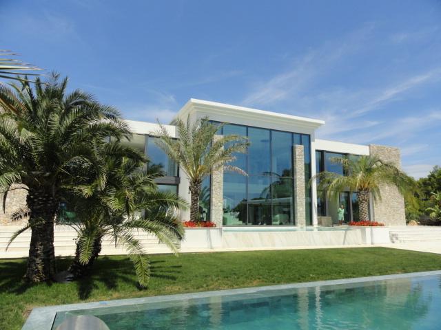 Eindrucksvolle moderne Villa in bester Wohnlage